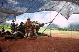 Marines with Bravo Battery, 1st Battalion, 12th Marine Regiment, load a round into a M777 howitzer during a training exercise at Schofi eld Barracks in Wahiawa, May 14, 2013. (U.S. Marine Corps photo by Lance Cpl. Janelle Y. Chapman)